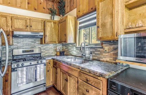 Sierra Cedars Cabin | 3 Mi to Shaver Lake: Cozy 'Bears Hideaway' Cabin!