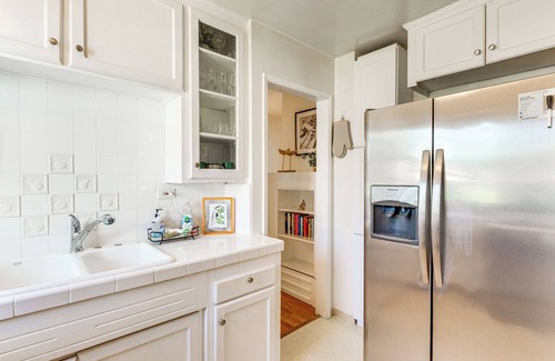 Burbank House | 3 Mi to Universal Studios: Chic Home w/Yard!