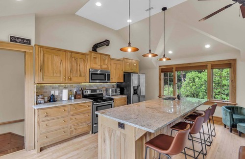 Greenville House | 3 Min to Downtown, Game Room, King bed