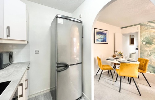 Bromley North Apartment | 3 Min walk to Bromley Bow Station Cozy 1-Bed Flat with Free Parking in London.