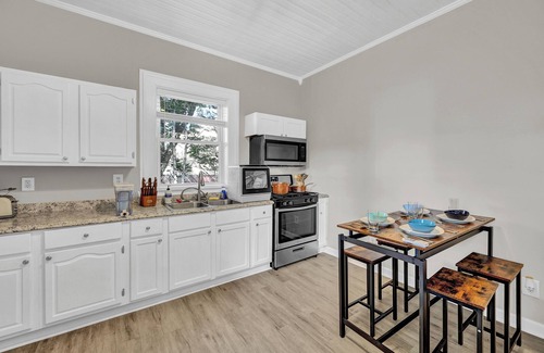 Winston - Salem Apartment | 3 mins from Downtown - PS5, King Bed & EV Charger