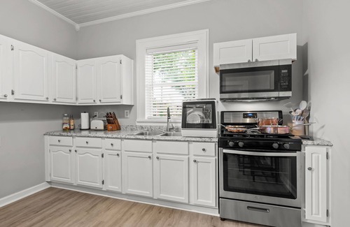 Winston - Salem Apartment | 3 mins from Downtown - PS5, King Bed & EV Charger