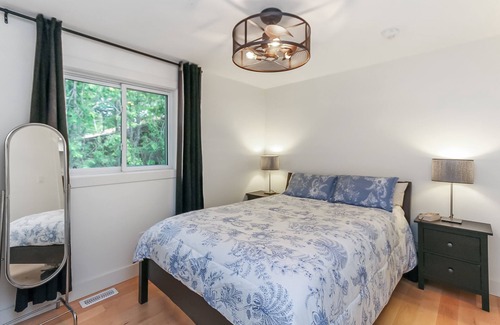 Wasaga Beach Cottage | *3 MINUTE WALK* to best beach in Wasaga! Romantic private treed cottage getaway!