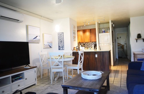Kihei Condo | 3 minute walk to the beach! Close to restaurants/shops. Updated, clean with A/C