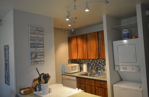 Kihei Condo | 3 minute walk to the beach! Close to restaurants/shops. Updated, clean with A/C