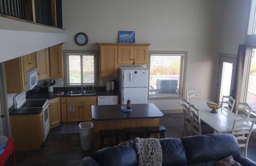 Harbor Village Cabin | 3 minutes from State Marina Private Hot Tub! Playground!