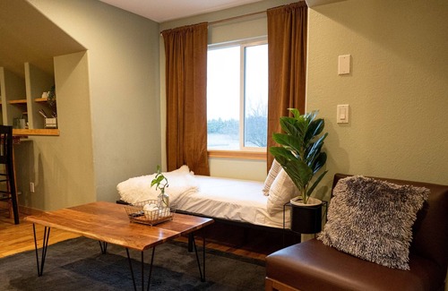Mount Vernon Apartment | 3 minutes to Tulip’s Field cozy guesthouse