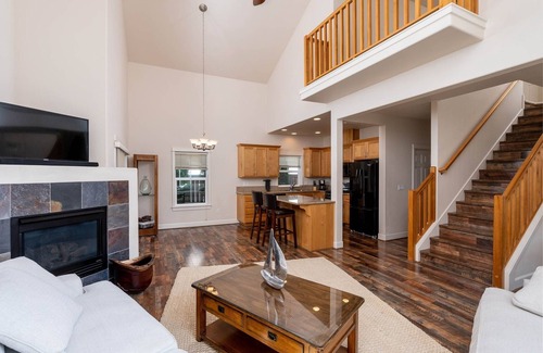 Mountain View District House | 3+ MONTH RENTAL-1.5 Bedroom+ an OFFICE with Wall Bed-minutes to downtown
