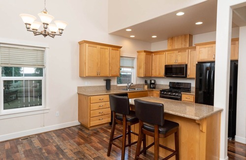 Mountain View District House | 3+ MONTH RENTAL-1.5 Bedroom+ an OFFICE with Wall Bed-minutes to downtown