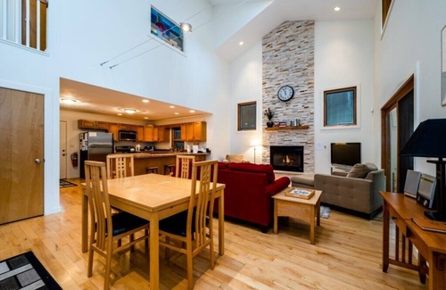 Harbert Cottage | (3 Nt Min) Harbert Home With Private Hot Tub Steps To Beach!