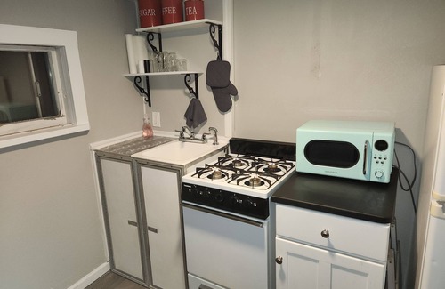 Laramie Apartment | #3 or Numero Tres is a Cozy 1-bedroom apartment in lovely Laramie with WiFi. nnn