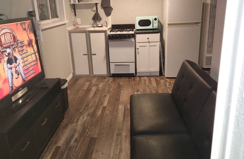 Laramie Apartment | #3 or Numero Tres is a Cozy 1-bedroom apartment in lovely Laramie with WiFi. nnn