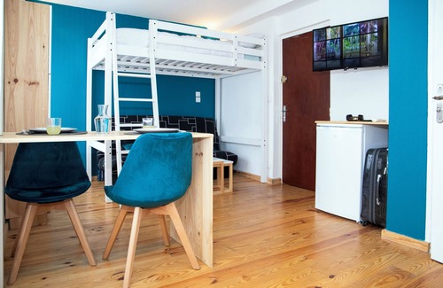 Les Remparts Apartment | 3-person air-conditioned studio with parking