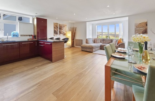Croyde Apartment | 3 POINT VIEW- Luxury 3 Bed Apartment with parking/5 min walk to Croyde Beach