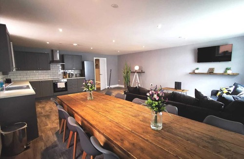 Llanelli Apartment | 3 RM Studio, Open-plan Living, Dining, & Kitchen