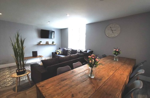 Llanelli Apartment | 3 RM Studio, Open-plan Living, Dining, & Kitchen