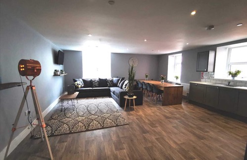 Llanelli Apartment | 3 RM Studio, Open-plan Living, Dining, & Kitchen