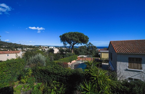 Cavalaire-sur-Mer Apartment | 3-room apartment, on the first floor of a villa, sea view