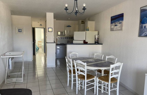Le Port Apartment | 3-room apartment on the marina, 500m from the beach, for 6 people