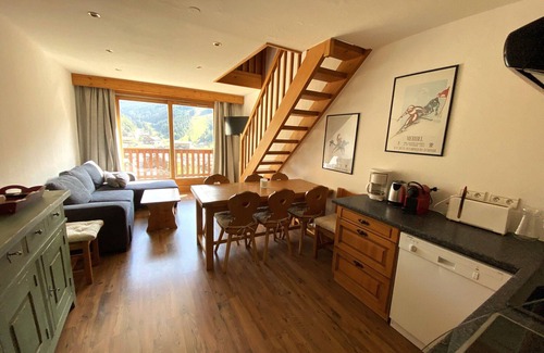 Meribel Centre Apartment | 3-room duplex at the foot of slopes, 6 ppl, central Méribel