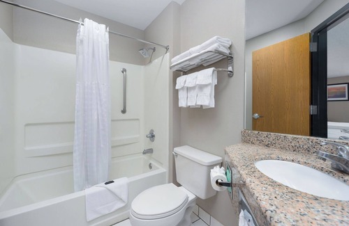 Graysville House | 3 Separate Hotel Bedrooms with 2 Queen Beds in each room with attached bathroom