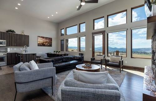 Eden House | 3 Ski Resorts, Hiking, 2 King Bds, Private Hot Tub