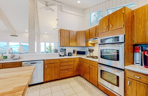 Campton House | 3-story mountain-view home with fireplace, grill, fast WiFi, deck, streaming, AC