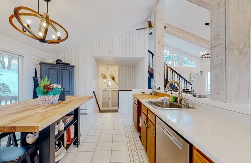 Campton House | 3-story mountain-view home with fireplace, grill, fast WiFi, deck, streaming, AC