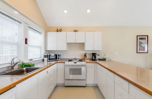 Newport House | 3 stunning water-view homes 1 block from beach with new hot tub-walk to Coast St