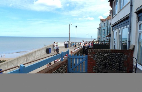Sheringham Apartment | 3 The Promenade - a stunning sea view, just for two! Ground floor apartment that sleeps 2 guests