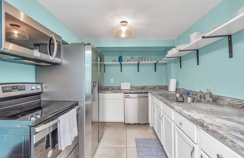 San Jacinto House | 3 Units (together, in one home) in Historical Galveston - 8 min. walk to beach!