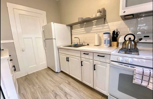 Detroit Apartment | 30+Day Rentals + Comfy & Professional-Friendly