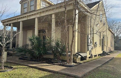 Holy Cross District House | 30 Day Spacious 5-bedroom House in New Orleans! Rent Entire Suite or Room.