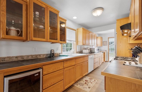 Ocean Park House | 30 NIGHT MINIMUM, near beach, Pets, yard w/play set (AllInn)