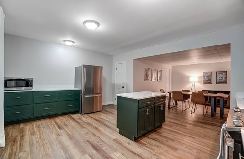 McArthur Other | 30 Private Acres + Hot Tub + King Bed