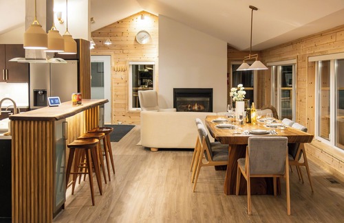 Northern Bruce Peninsula Cottage | 300ft Modern Luxury Lakefront +Hot tub Steam bath