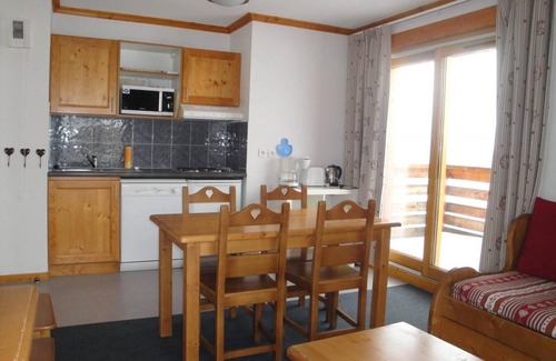 Vaujany Apartment | 300m from ski lifts, sauna, hammam, balcony, parking, tv, 40m², Vaujany