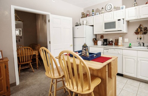 Delavan Lake Condo | 302 - Farmhouse Style One Bedroom Condo Suite