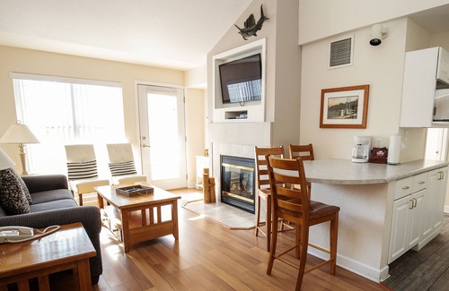 Delavan Lake Condo | 305 - Sunny 2 Bedroom/2 Level Condo Suite