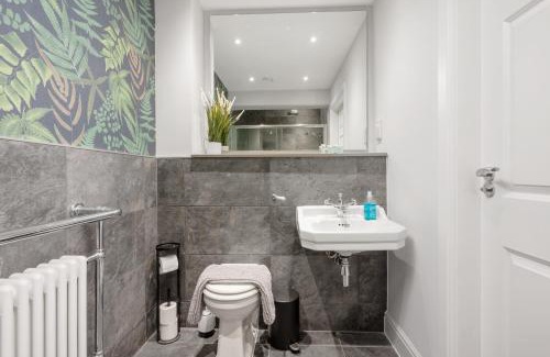 Dunfermline Apartment | 316 Reids Corner - by StayDunfermline