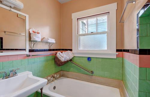Avalon House | 351CA 351 Catalina Ave