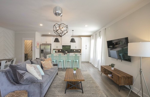 East Nashville House | 36 🛌 BEDS | 🏡 🏡 🏡 3 SIDE BY SIDE | LARGE ​🎉 CELEBRATIONS