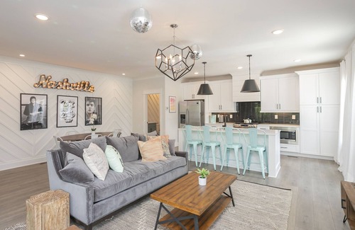East Nashville House | 36 🛌 BEDS | 🏡 🏡 🏡 3 SIDE BY SIDE | LARGE ​🎉 CELEBRATIONS