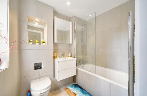 Peninsula Apartment | 360 Cosy Home Greenwich