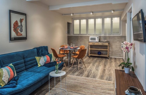 Monterey Apartment | 3767B International Art House - Cozy Guest Suite