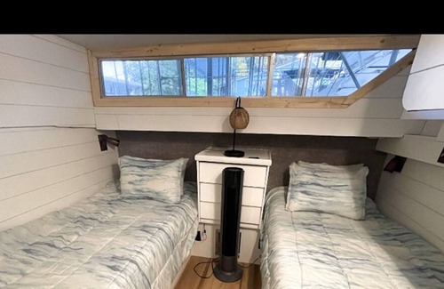 Lake Ozark Boat Rental | 38' Unique Boat Hotel