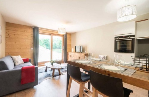 Valmorel Apartment | 385m from ski slopes, 1st floor, view forest, terrace, parking, tv, ski locker, 40m², Valmorel