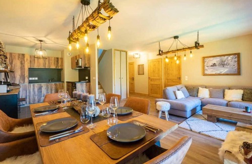 Valmorel Apartment | 385m from ski slopes, 4th floor, view valley, balcony, parking, tv, ski locker, 85m², Valmorel