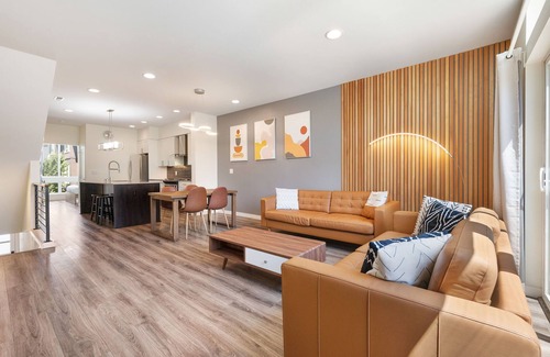 Crossroads House | 3B2.5B in Bellevue 2 Car Garage w/EV outlet and Central AC