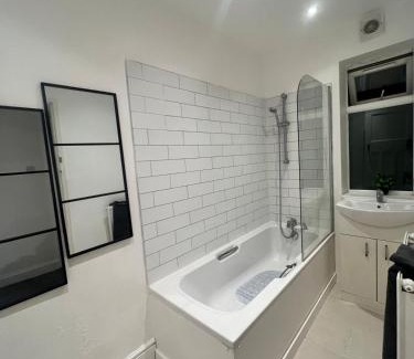 Oadby House | 3bd in leicester near M1 - city - contractors